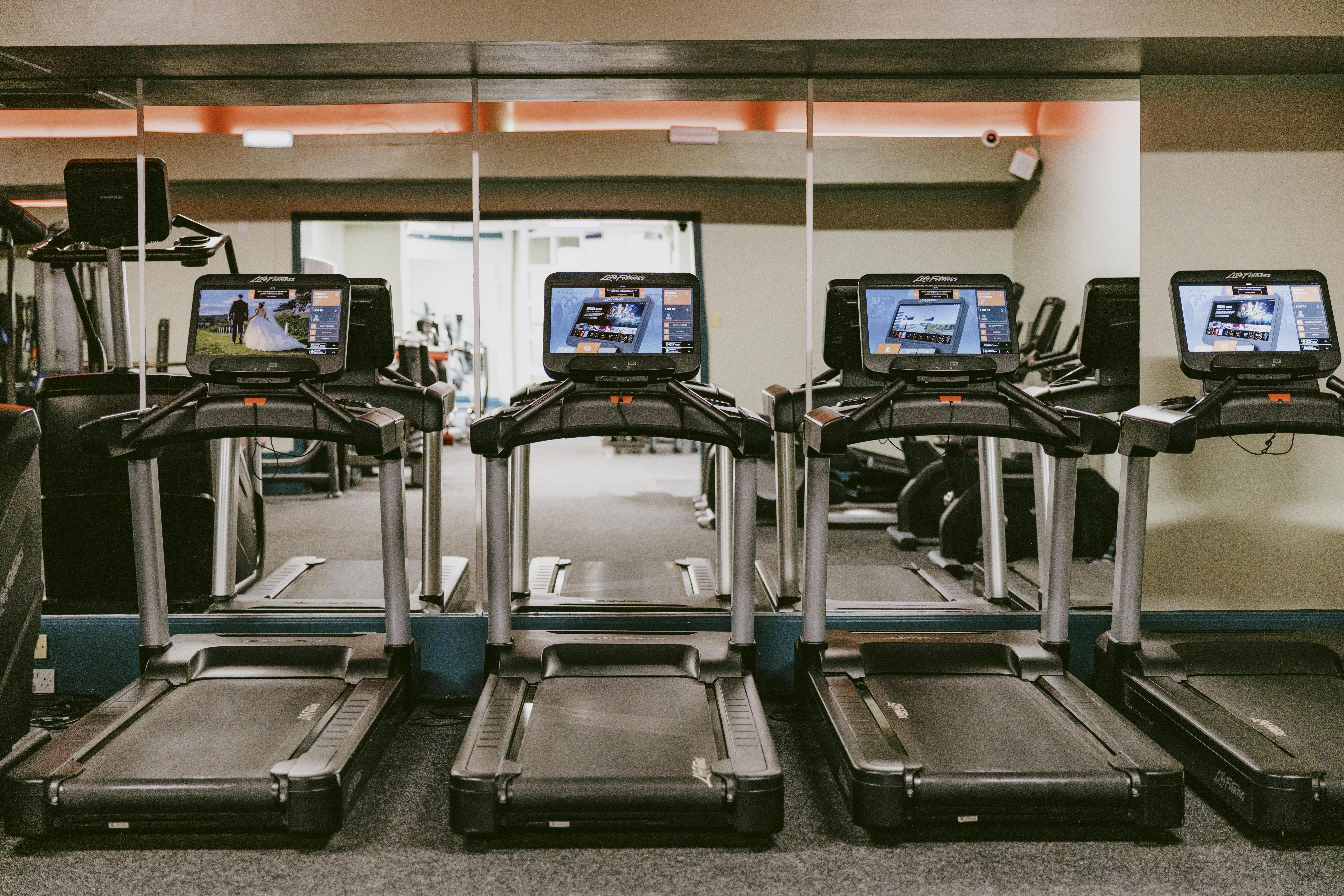 Отель Marine Трун Экстерьер фото Treadmills in a gym