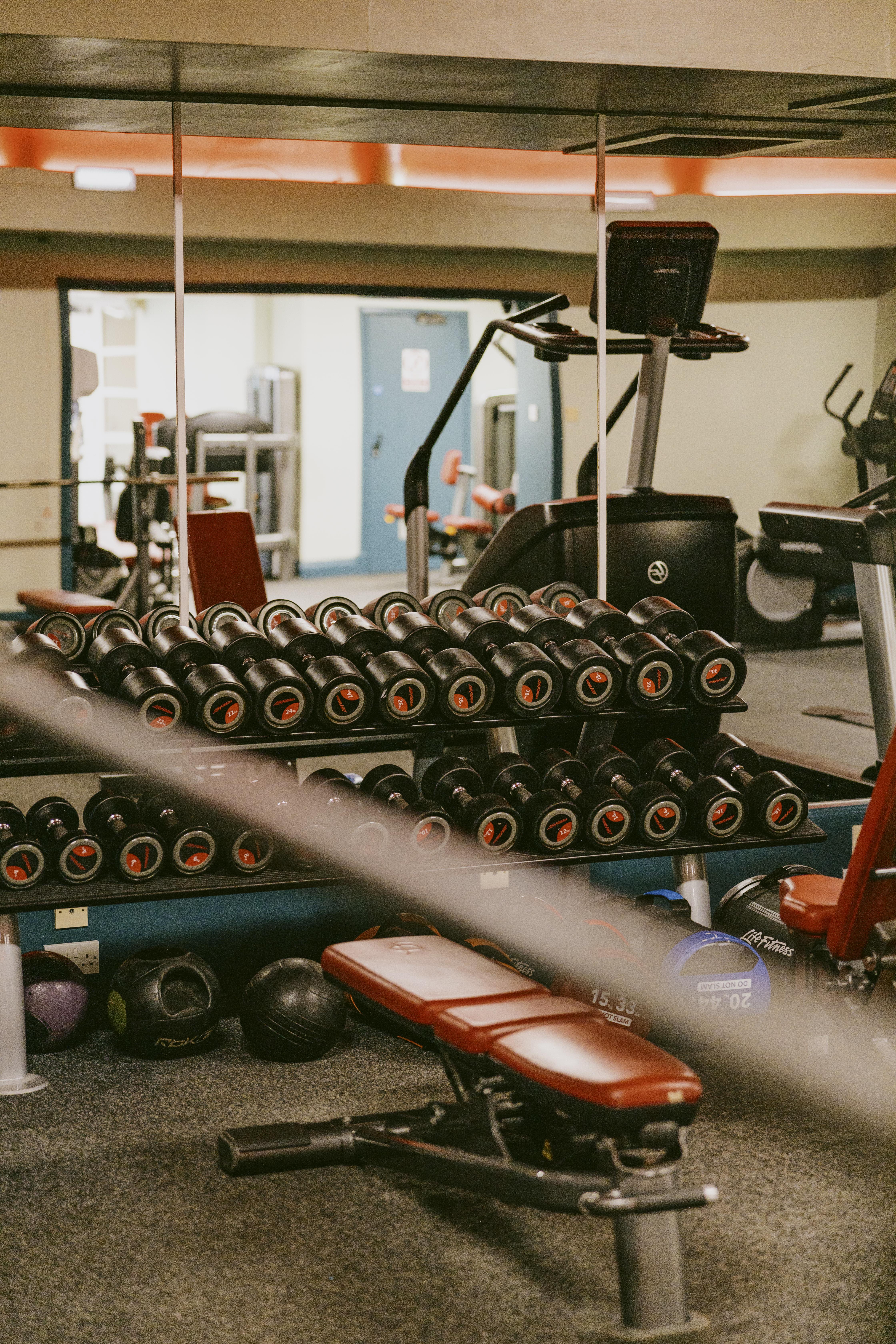 Отель Marine Трун Экстерьер фото Dumbbells in a gym