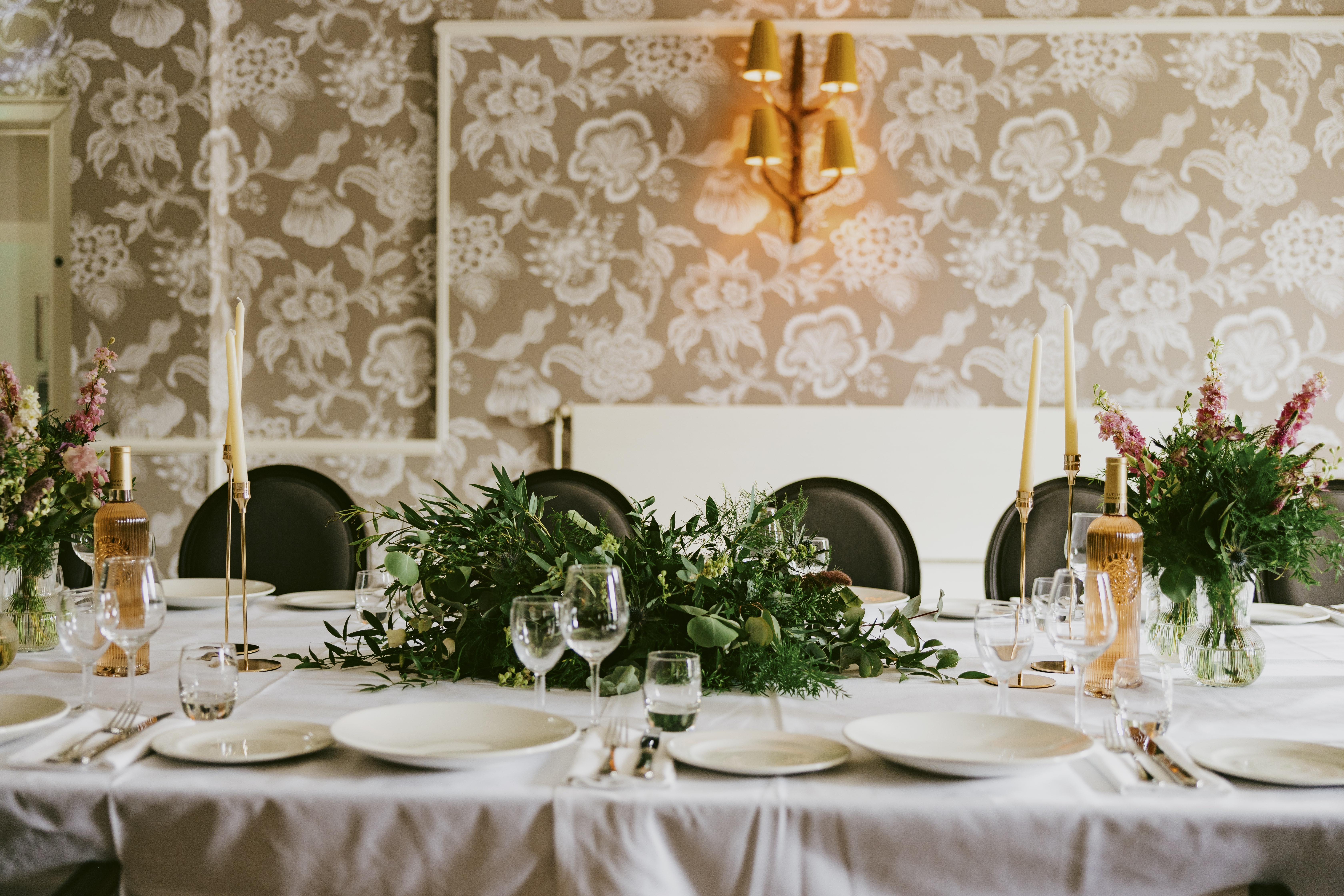 Отель Marine Трун Экстерьер фото A table set for a wedding reception