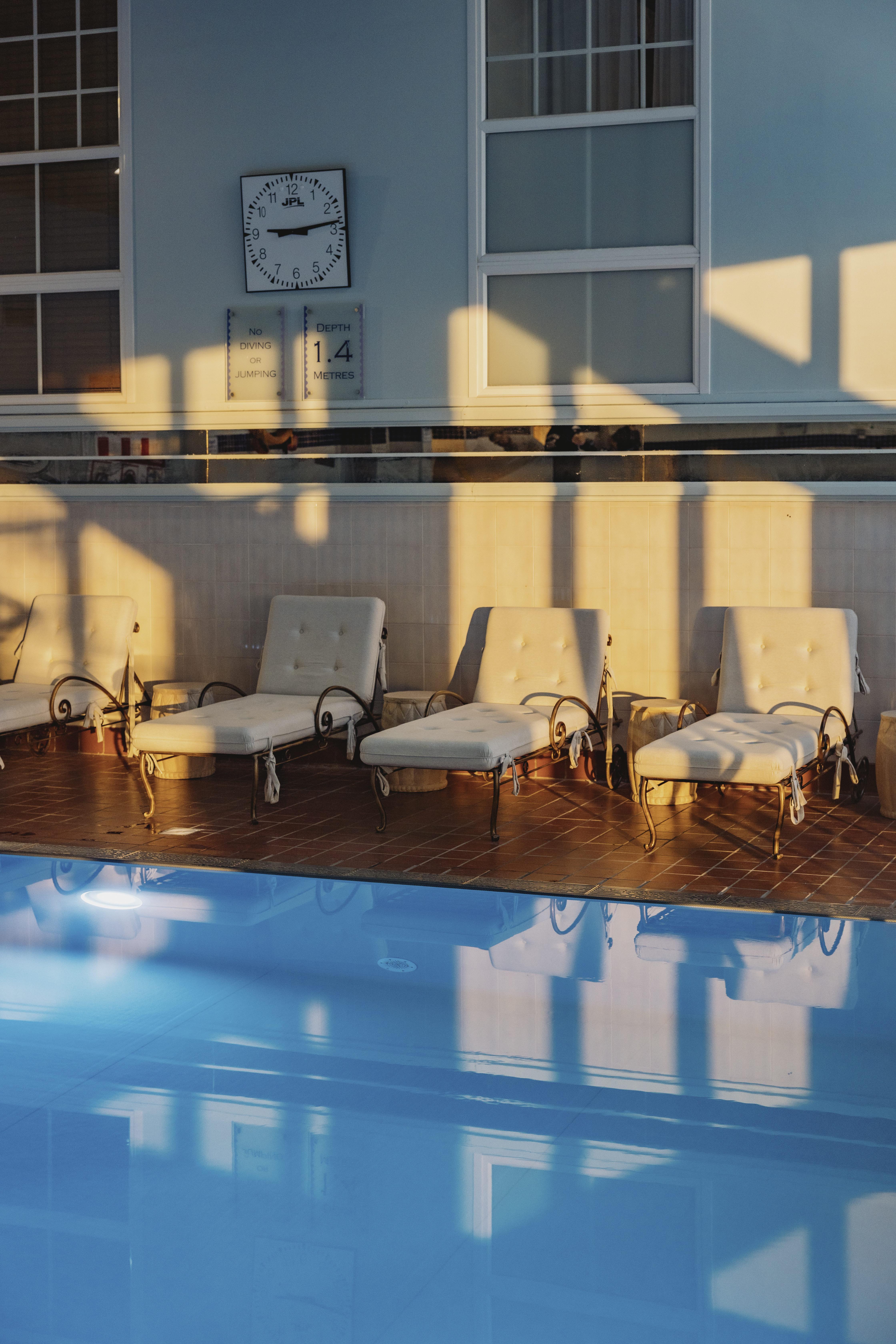 Отель Marine Трун Экстерьер фото Sunloungers at a pool
