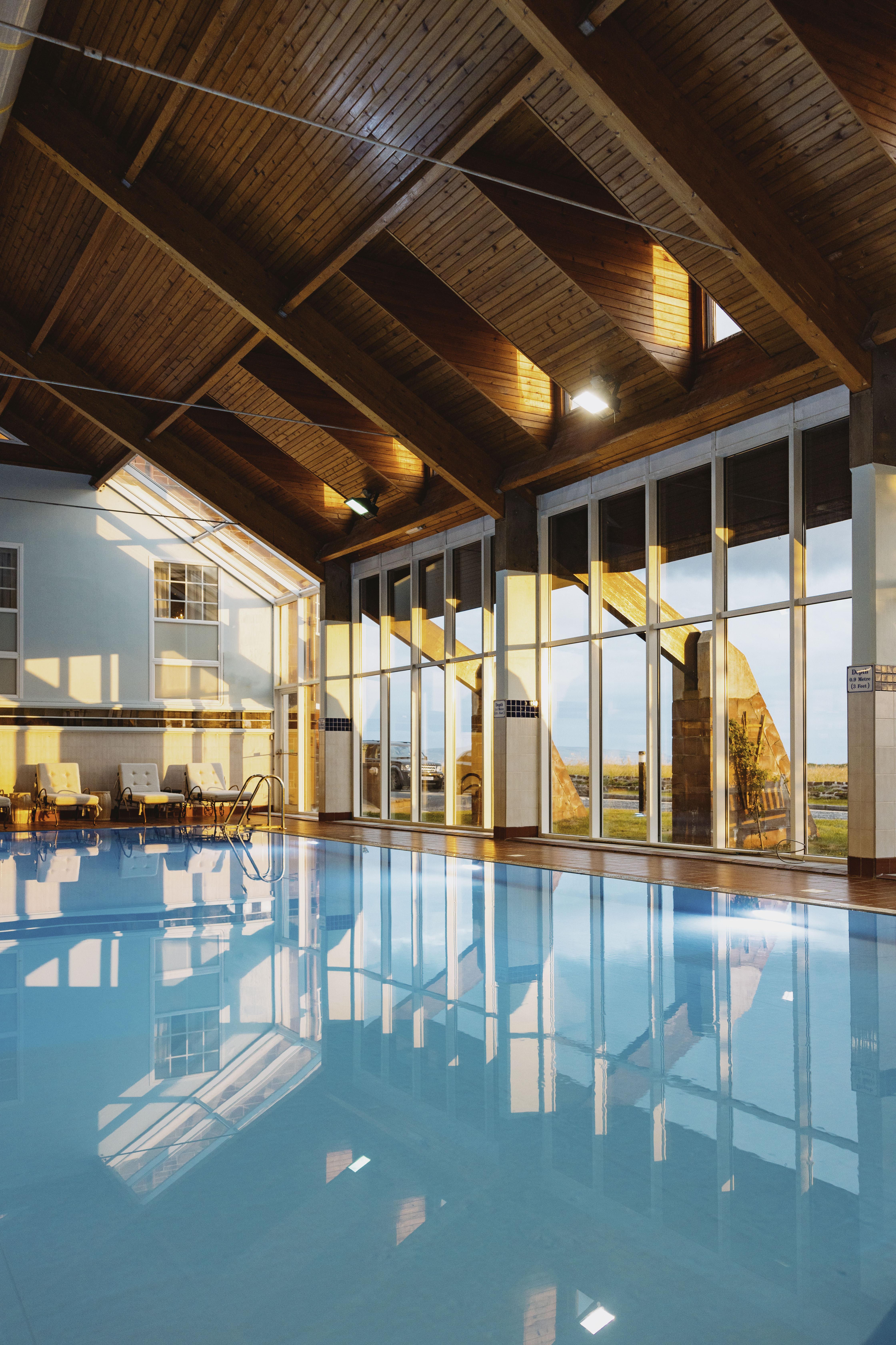 Отель Marine Трун Экстерьер фото The swimming pool at the hotel