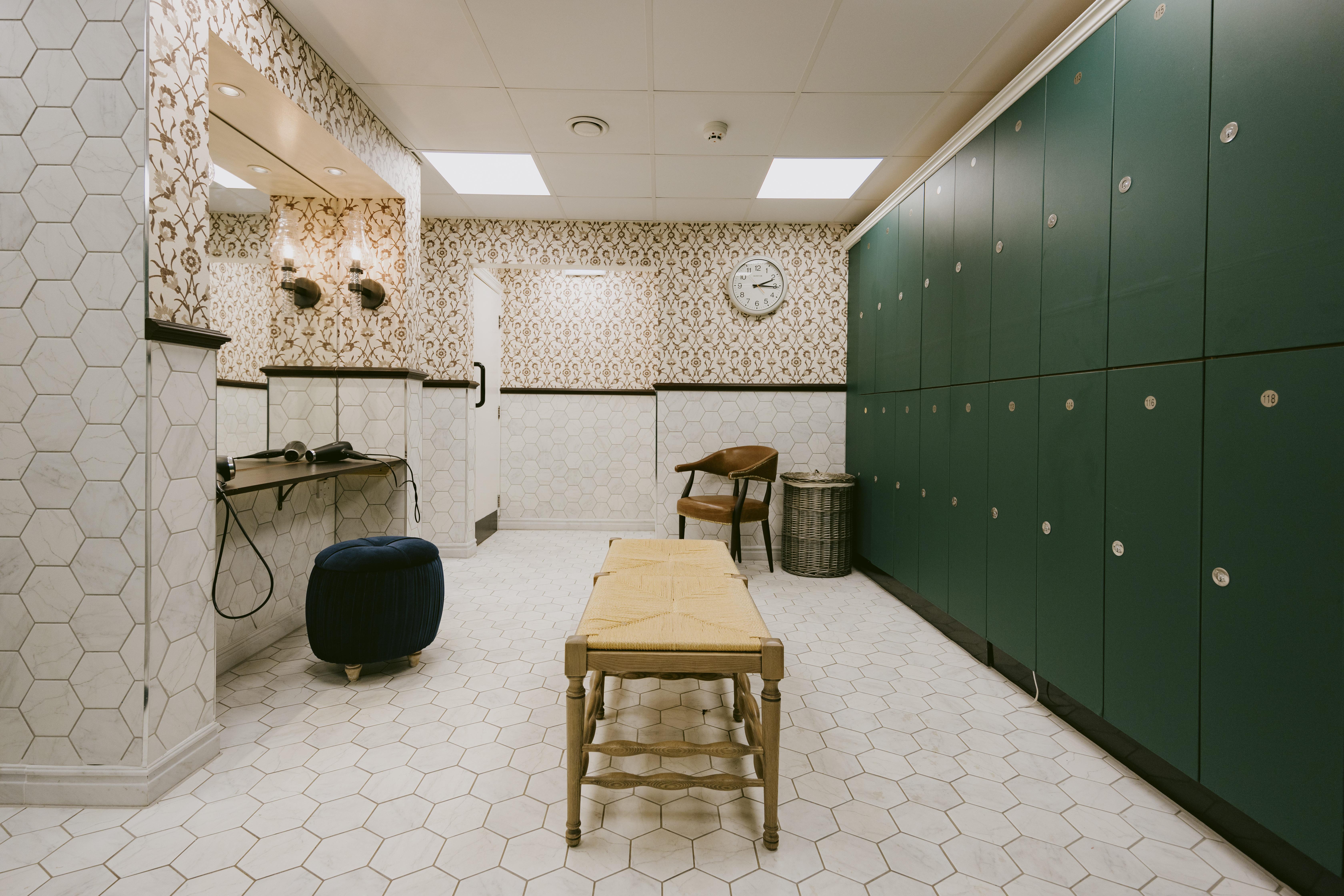 Отель Marine Трун Экстерьер фото The locker room at the London House