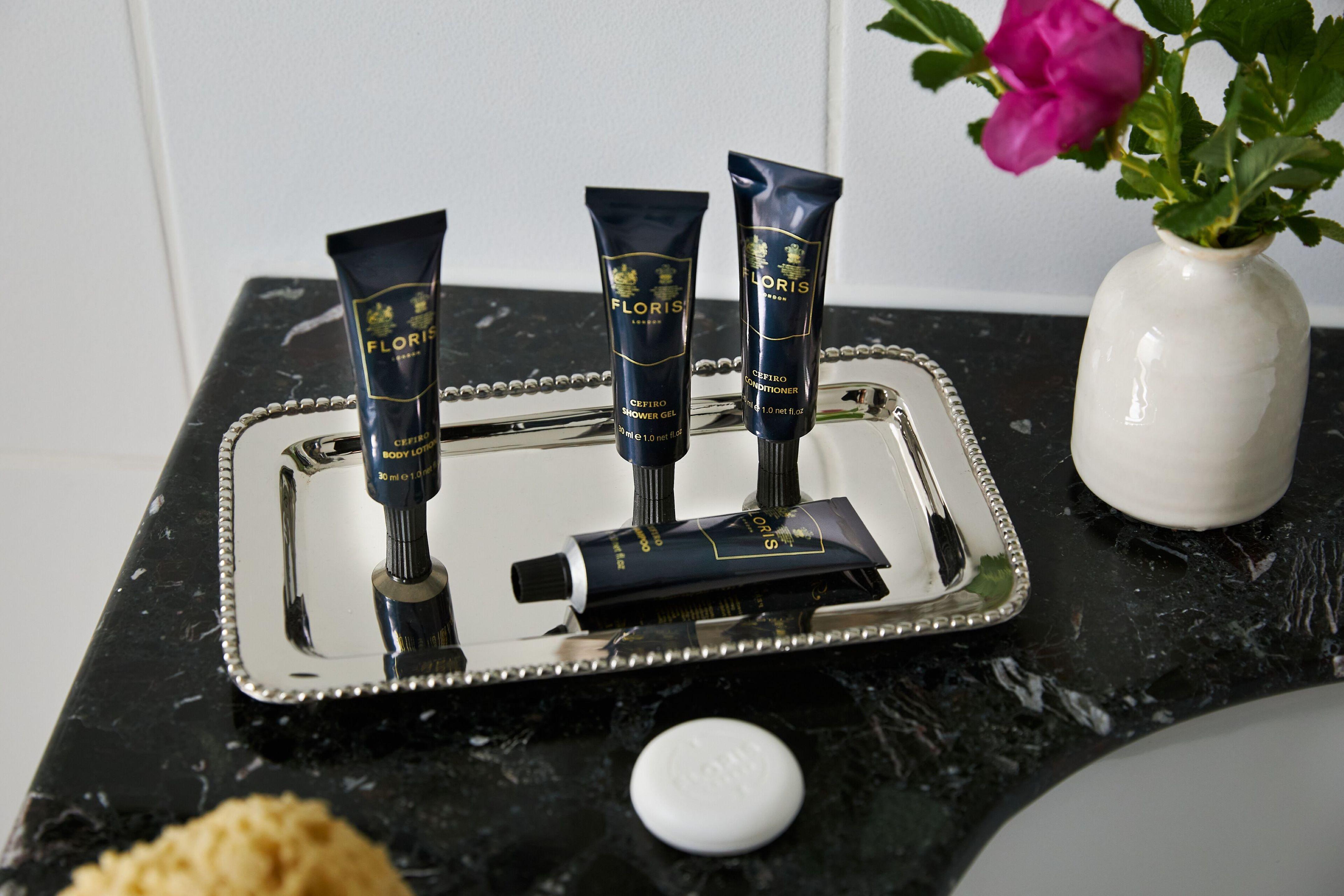 Отель Marine Трун Экстерьер фото A selection of toiletries