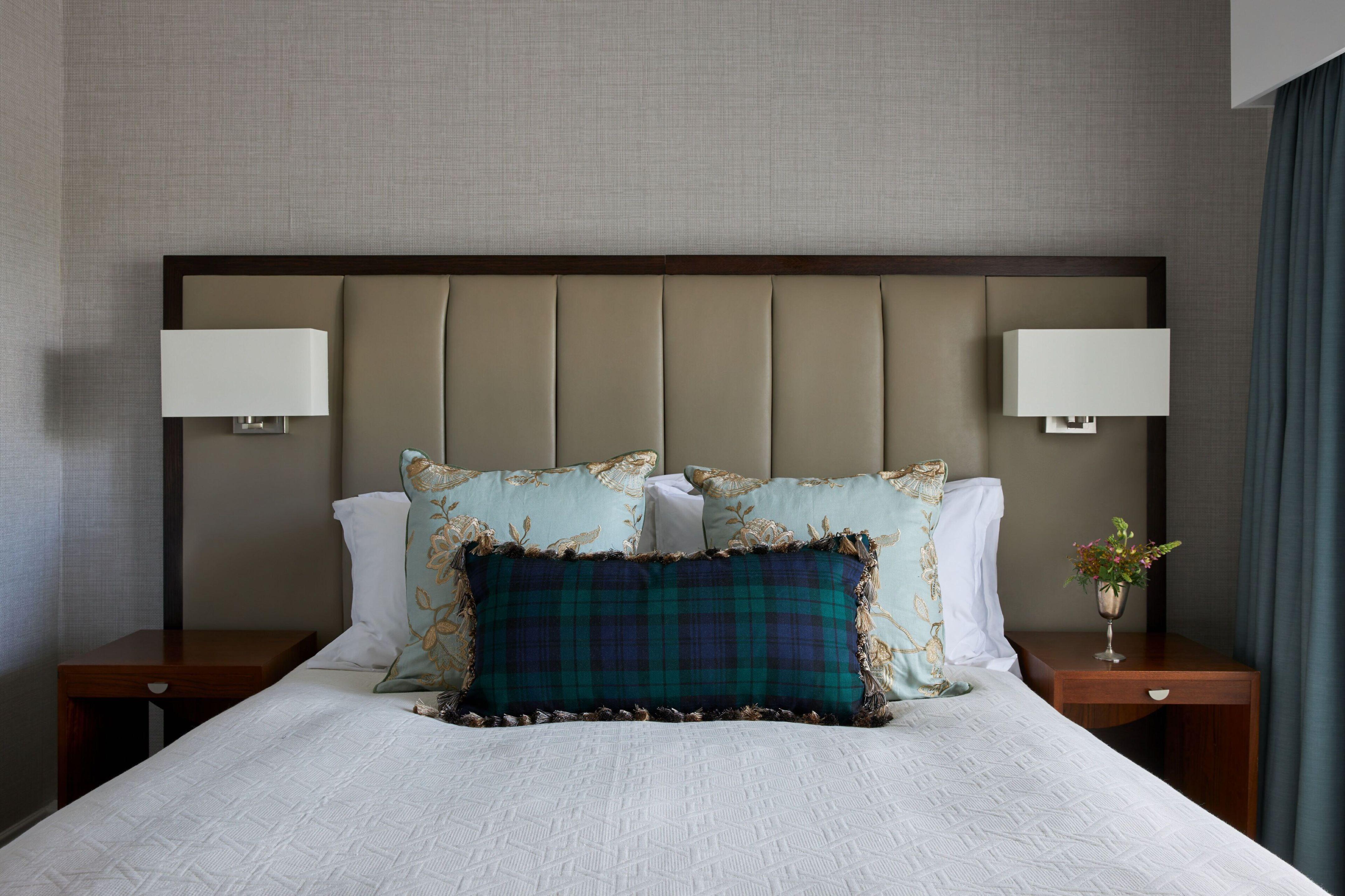 Отель Marine Трун Экстерьер фото A bed with a headboard
